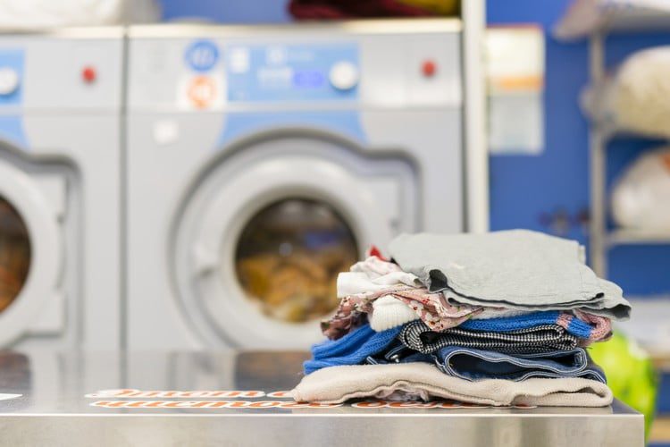 Dicas de como higienizar roupas para vender