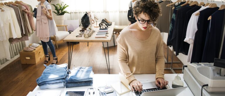 como etiquetar roupas para vender